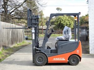 SMITH vysokozdvižný vozík XE25A 2500 kg 300 cm – v prevádzke