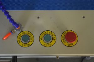 A450 automatický baliaci stroj do zmršťovacej fólie: balík prechádza fóliou a je zvarený po boku a na koncoch