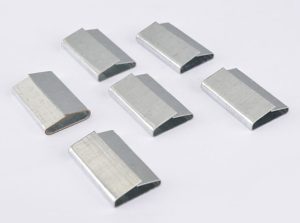 Spony na oceľovú pásku pre pneumatické páskovanie v štyroch veľkostiach od 16 do 32 mm